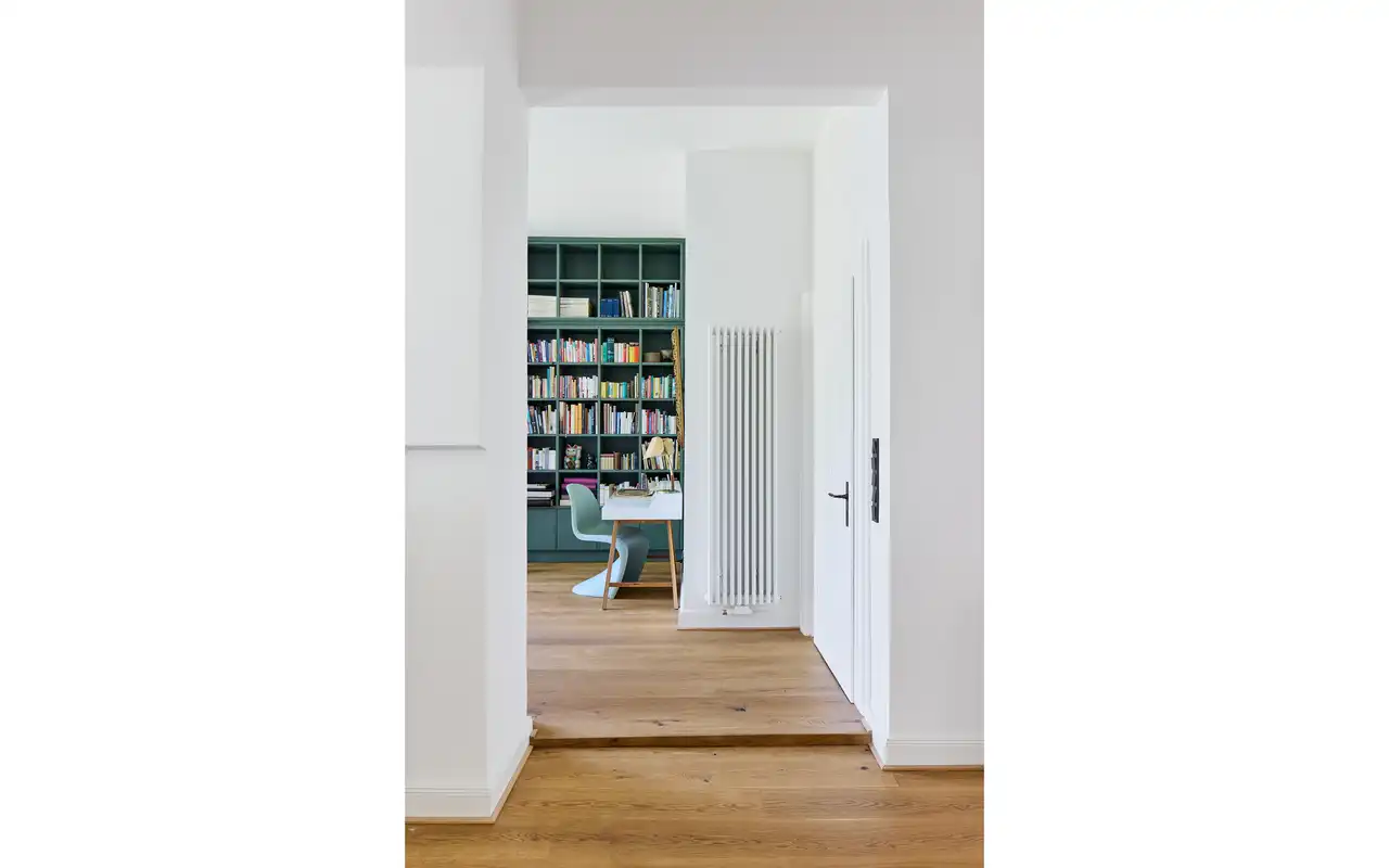 Blick in einen Raum mit einem hohen Bücherregal