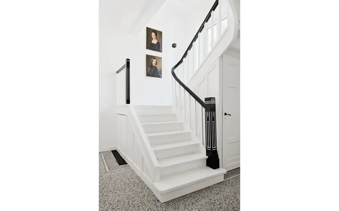 Ein Treppenaufgang mit einer weißen Treppe