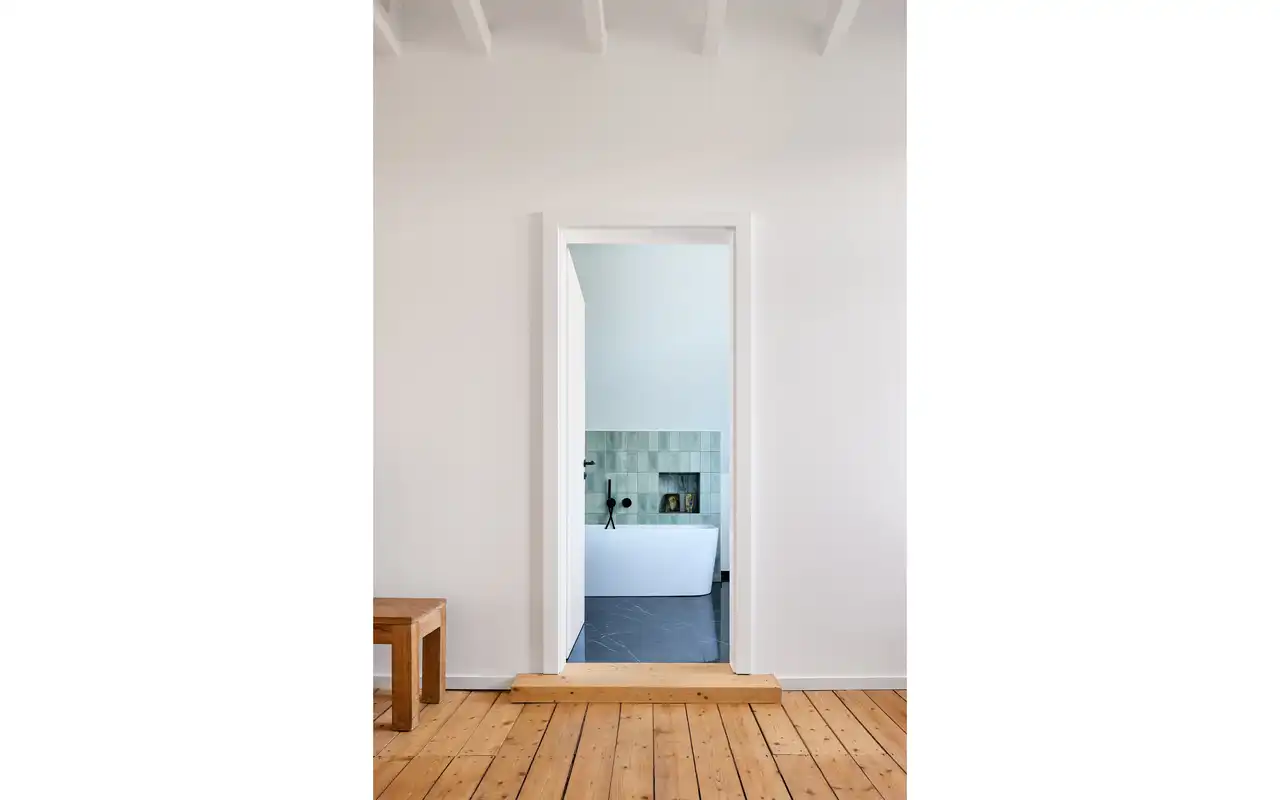 Blick in ein Bad mit Badewanne