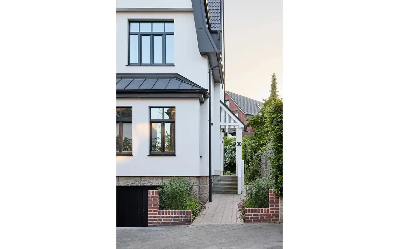 Aussenansicht eines Hauses mit Eingangsbereich