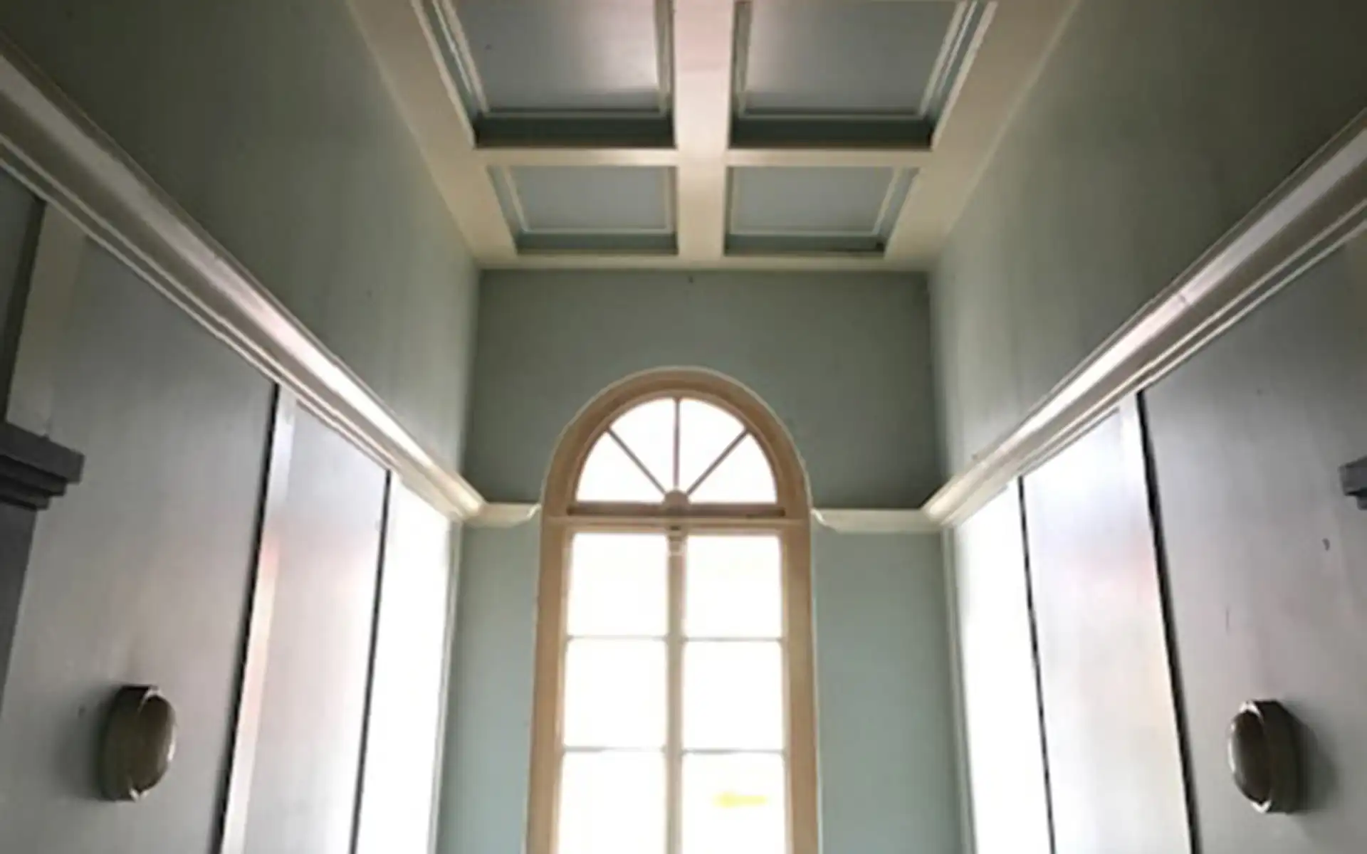 hoher Raum mit hohem Fenster