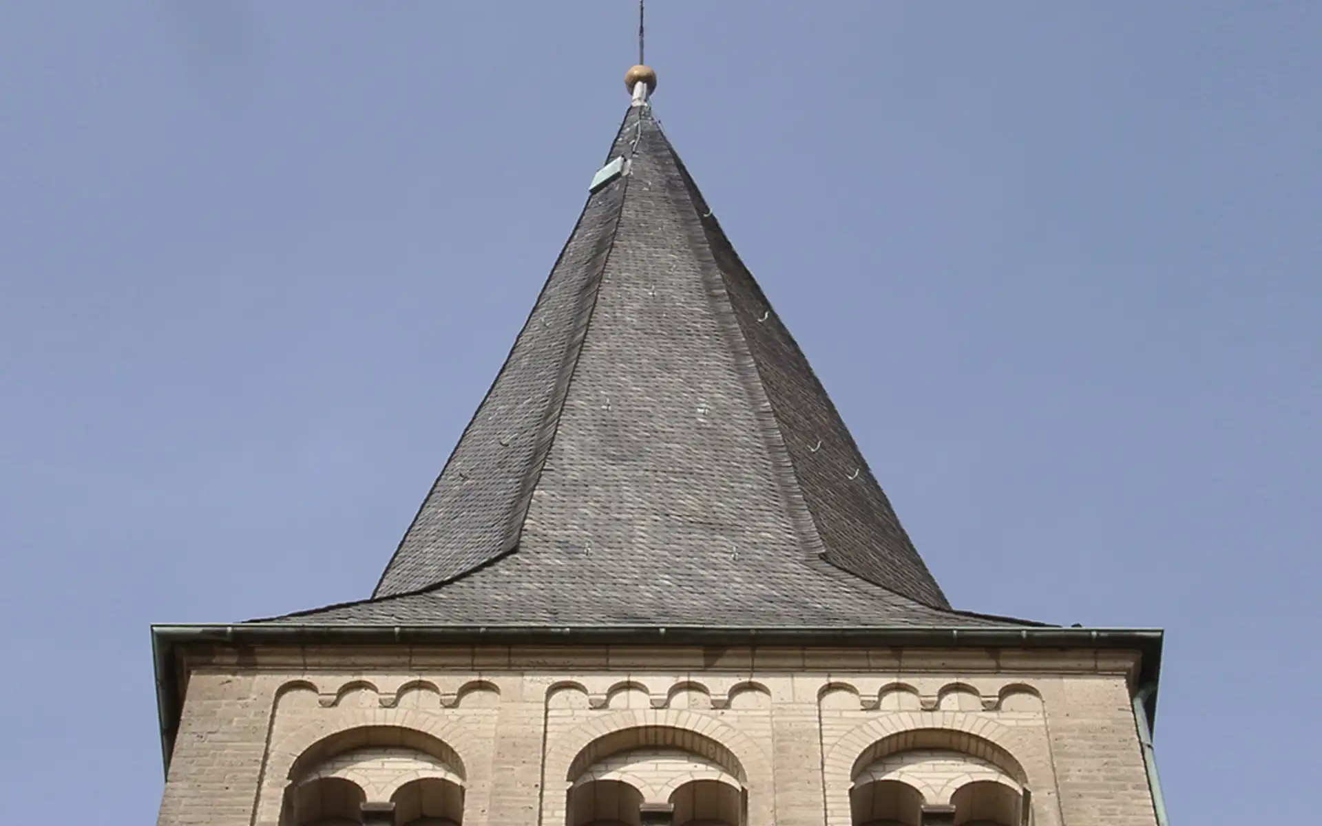 heller Kirchturm mit dunkler Spitze