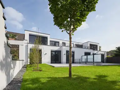 Zweistöckiges weißes Haus mit Garten