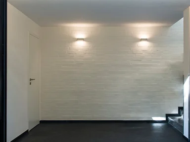 weißer Vorraum mit dunklem Steinboden, Treppe rechts