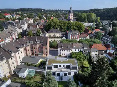 Vogelperspektive auf die Dachbegrünung und Balkon