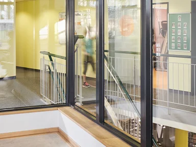 innen Fensterfront mit Blick auf den Flur mit Treppe