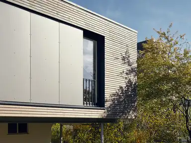 seitlicher Blick auf Holzfassade mit kleinem Fenster