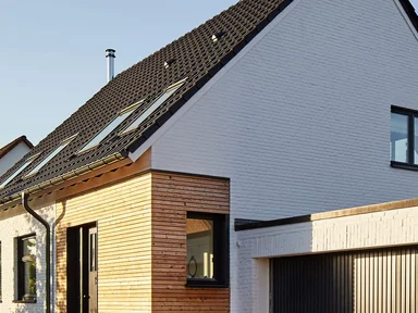 Haus mit Holzfassade am Eingang mit Garage