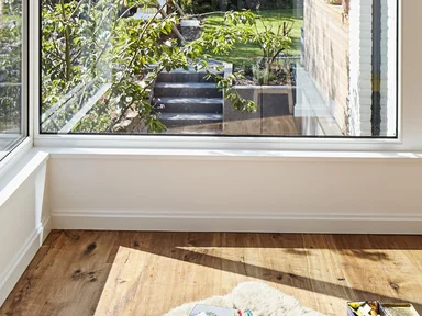 über Eck Fenster mit Blick auf den Garten