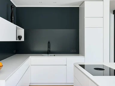 weiße Küche mit dunklen Wänden