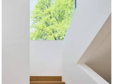 helles Holztreppenhaus mit Fenster