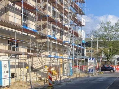 Mehrfamilienhaus im Rohbau, Gerüst von außen