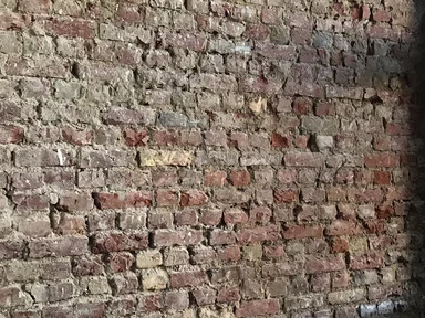 Backsteinwand in einem Gebäude