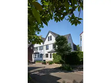 Ein Haus mit Bäumen davor