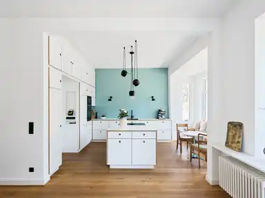 Große Küche mit Kochfeld in der Mitte des Raumes