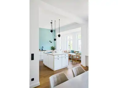 Große Küche mit Kochfeld in der Mitte des Raumes
