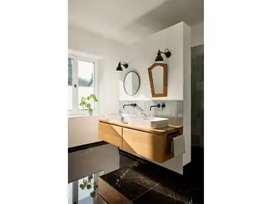 Badezimmer mit zwei Waschbecken
