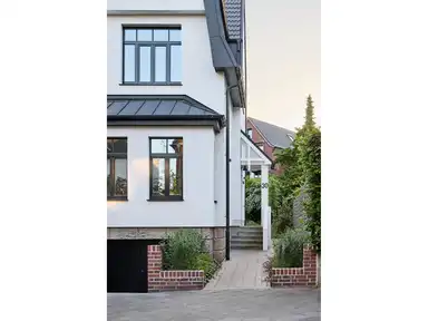 Aussenansicht eines Hauses mit Eingangsbereich