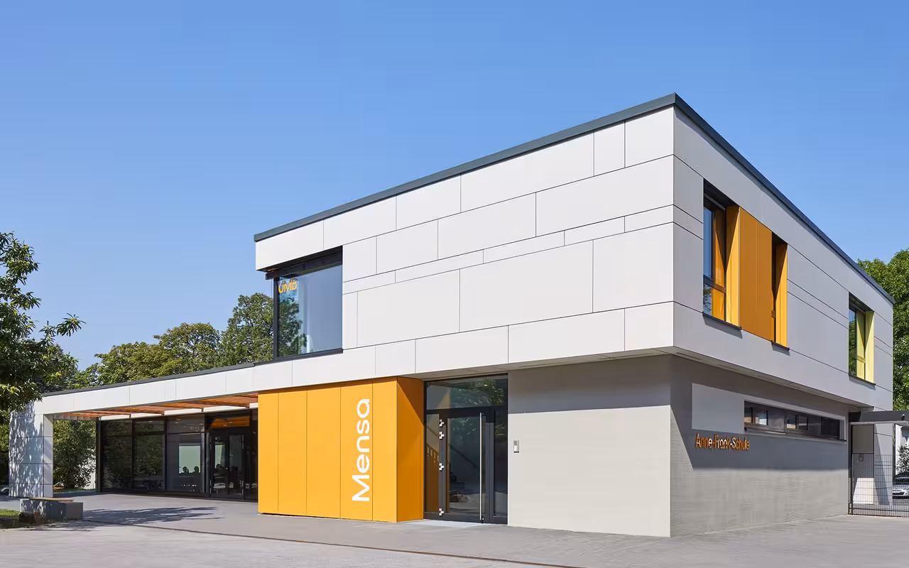 Frontansicht auch die Mensa