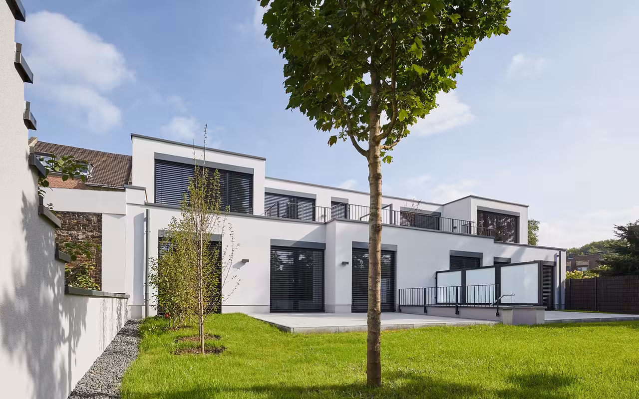 Zweistöckiges weißes Haus mit Garten