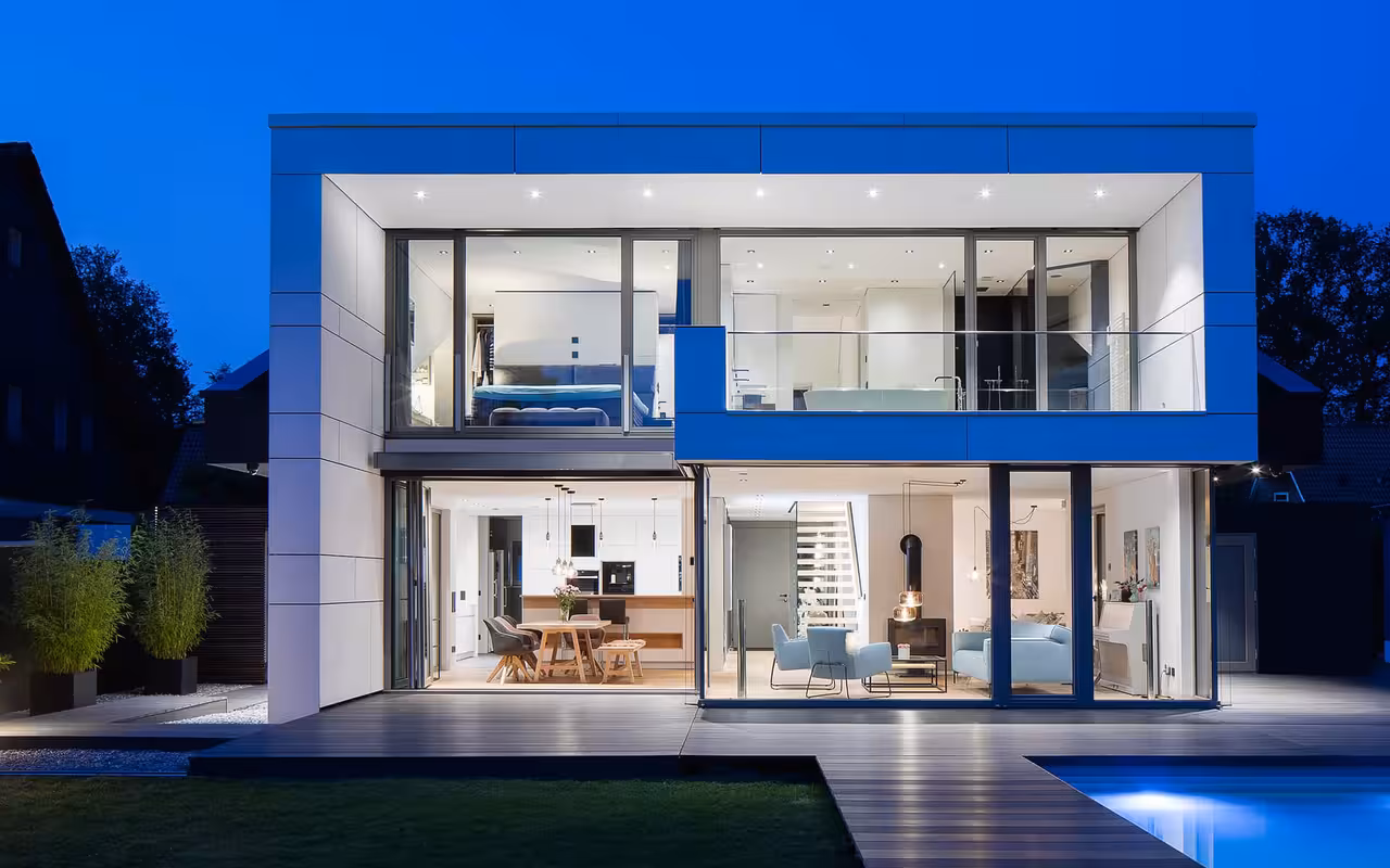 Rückansicht Fensterfront über beide Stockwerke am Abend