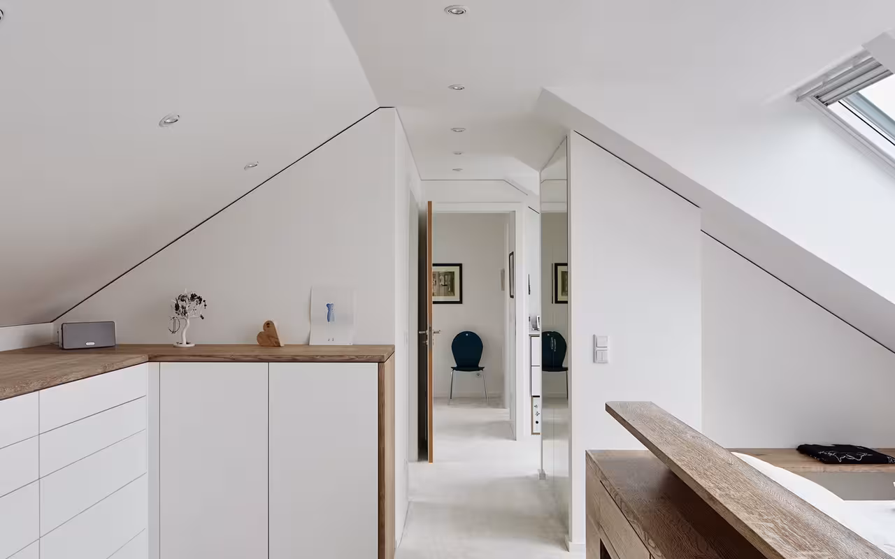 Blick auf den Flur aus dem Schlafzimmer, Kommodenreihe links