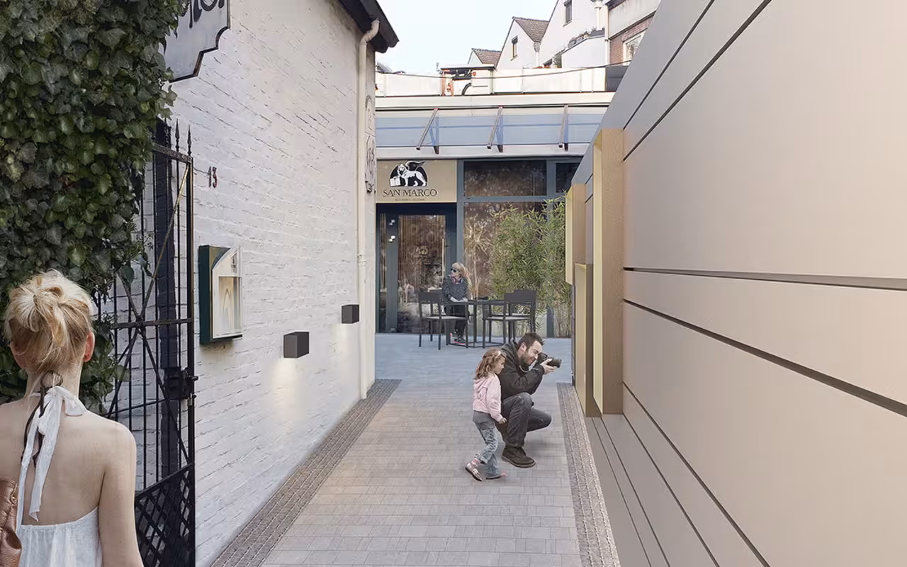 Mann und Kind machen Foto von Haus in einer Gasse