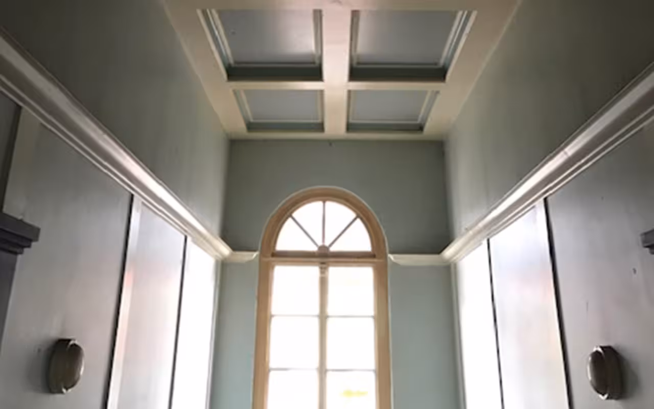 hoher Raum mit hohem Fenster