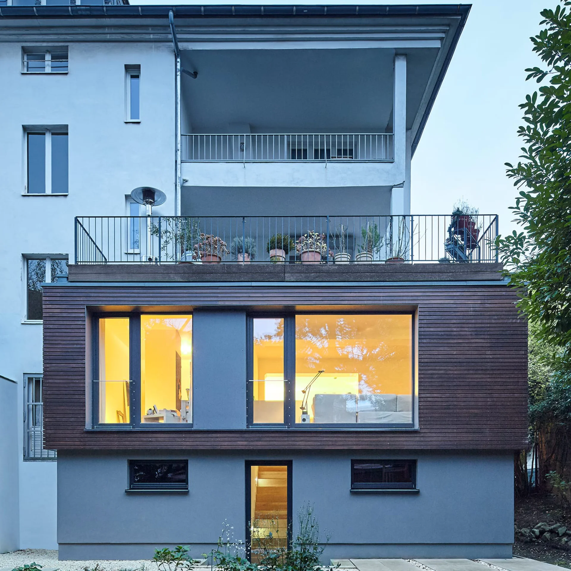 Gebäude mit Holzfasade am Abend