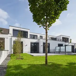 Zweistöckiges weißes Haus mit Garten