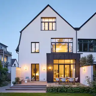 Ansicht Rückseite des Hauses mit Terrasse bei Dämmerung