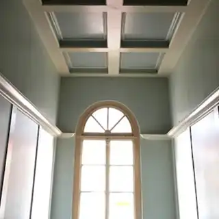 hoher Raum mit hohem Fenster