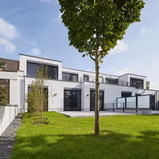 Zweistöckiges weißes Haus mit Garten