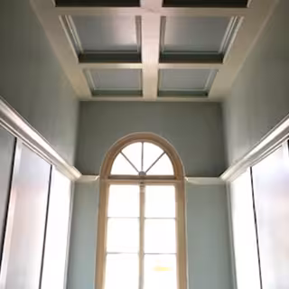 hoher Raum mit hohem Fenster