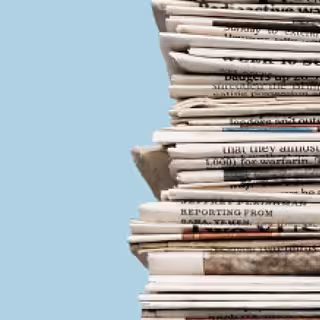 gestapelte Zeitungen